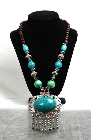 Ketting met blauwe steen en kralen beschikbaar voor biedingen