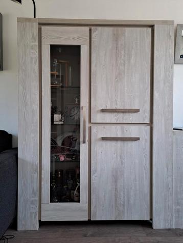 Vitrinekast 179,5 cm hoog, 133 cm breed beschikbaar voor biedingen