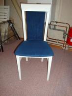 Mooie witte stoel met blauwe bekleding, Huis en Inrichting, Ophalen, Hout, Blauw, Zo goed als nieuw