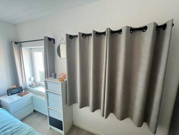 Grijze verduisterende gordijnen + roedes beschikbaar voor biedingen