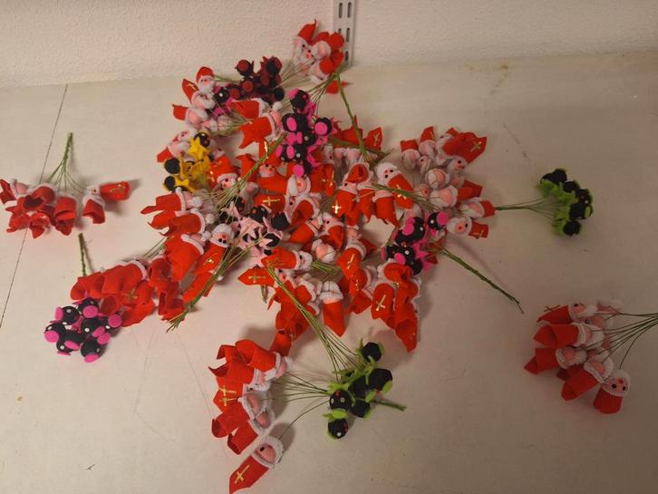 Ca 150 sinterklaas en zwarte piet poppetjes, Diversen, Sinterklaas, Zo goed als nieuw, Ophalen of Verzenden