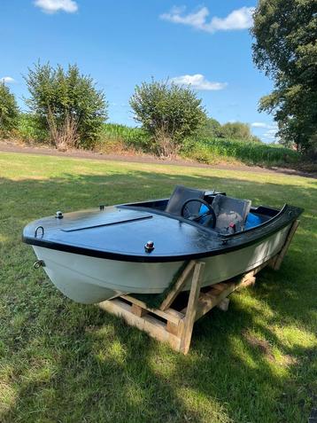 Boot met motor beschikbaar voor biedingen