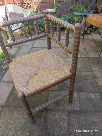 2 Antieke eikenhouten hoek stoelen 2 dezelfde puntgaaf. beschikbaar voor biedingen