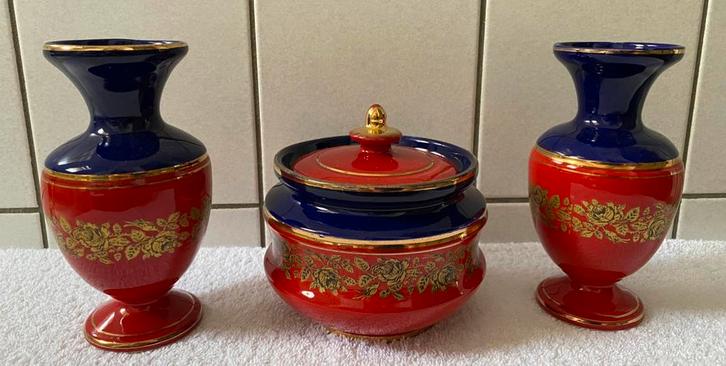 Driedelig kaststel in de kleuren rood/blauw/goud., Antiek en Kunst, Antiek | Keramiek en Aardewerk, Ophalen of Verzenden