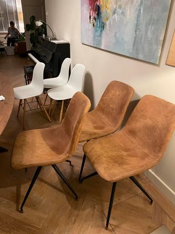 3 microleder stoelen en 3 witte kuipstoelen