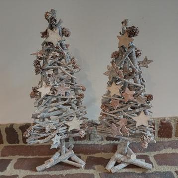 2 houten kerstboompjes beschikbaar voor biedingen
