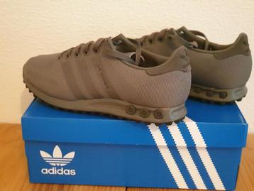 Adidas sneakers maat 42.....nooit gedragen! beschikbaar voor biedingen