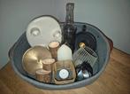 Decoratieve mand met diverse items, Huis en Inrichting, Gebruikt, Mand, Ophalen of Verzenden, Riet