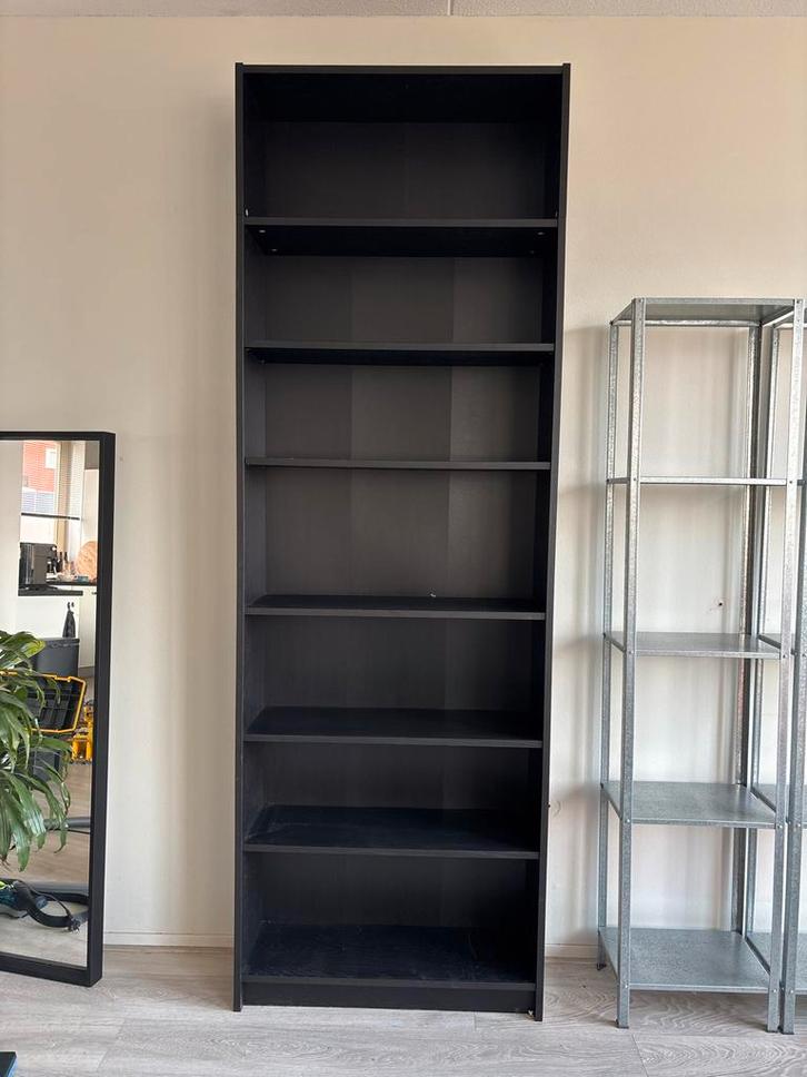 Billy kast IKEA zwart met opzetstuk, Huis en Inrichting, Kasten | Boekenkasten, Gebruikt, 50 tot 100 cm, 25 tot 50 cm, Met plank(en)