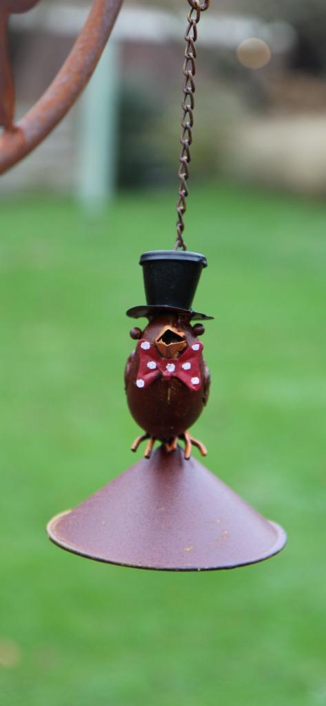 Metalen vetbolhanger vogel op dakje VH263, Dieren en Toebehoren, Vogels | Toebehoren, Nieuw, Overige typen, Ophalen of Verzenden