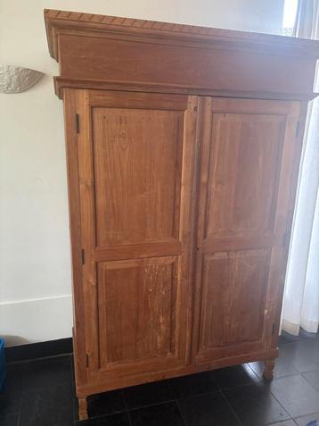 Antieke Houten Kast met Twee Deuren beschikbaar voor biedingen