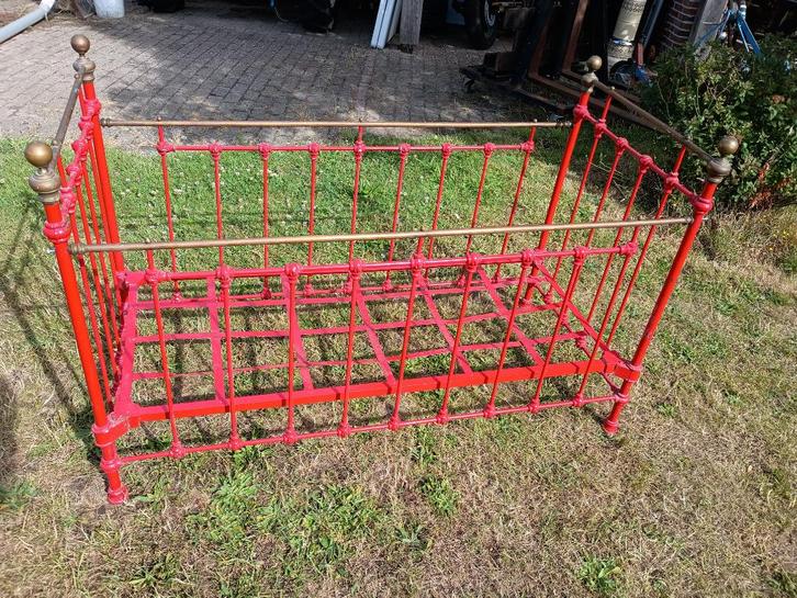gietijzer ledikant bed metaal met koper mooie details, Antiek en Kunst, Antiek | Meubels | Bedden, Ophalen