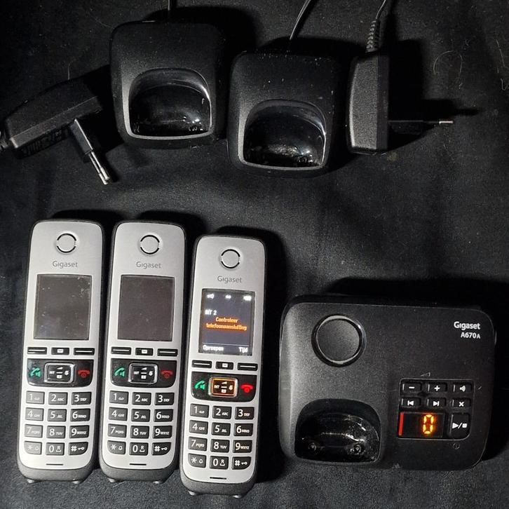 Set van 3 DECT telefoons + basisstation met voicemail, Telecommunicatie, Vaste telefoons | Handsets en Draadloos, Zo goed als nieuw