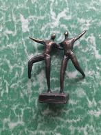 bronzen beeldje, twee dansende figuurtjes mensen, Antiek en Kunst, Ophalen of Verzenden, Brons