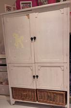witte kast, kinderkamer. wee deuren en twee rieten manden, Kinderen en Baby's, Kinderkamer | Commodes en Kasten, Ophalen of Verzenden