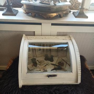 Antiek vitrine kastje  beschikbaar voor biedingen