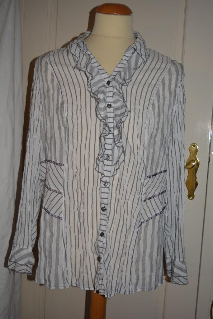 Bonita, chique witte blouse, grijs streepje, maat 48, Kleding | Dames, Blouses en Tunieken, Zo goed als nieuw, Maat 46/48 (XL) of groter