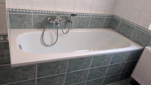 Badkamer, bestaande uit bad, douche, toilet en wastafel, Huis en Inrichting, Badkamer | Complete badkamers, Gebruikt, Ophalen