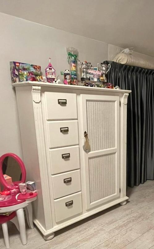 Mooie nette rotan, stevige, meidenkast/babykamer kast, Kinderen en Baby's, Kinderkamer | Commodes en Kasten, Zo goed als nieuw