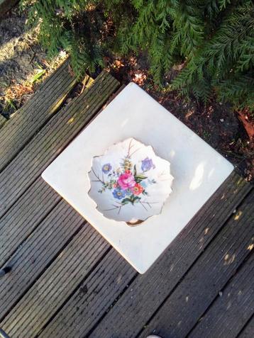 Antiek porseleinen schaaltje gedecoreerd met bloemen. beschikbaar voor biedingen