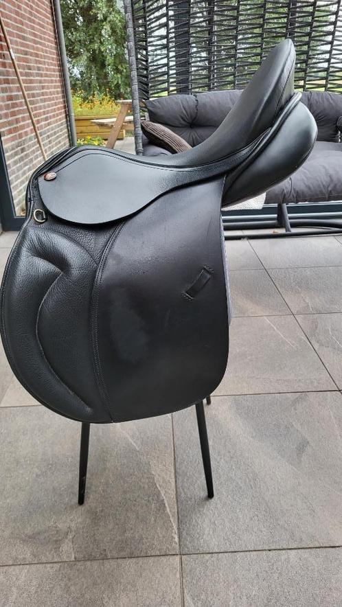JC Veelzijdigheidszadel Saphir 17,5 inch met Wijde Boom 33, Dieren en Toebehoren, Paarden en Pony's | Zadels, Nieuw, Recreatie