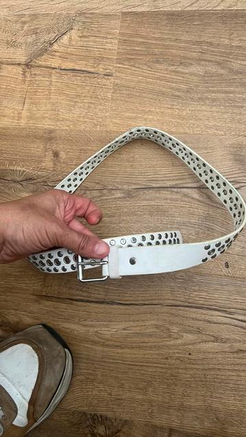 Laatste kans! Leren riem wit beschikbaar voor biedingen