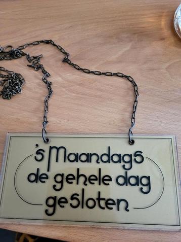 Etalage brocante...glasplaatje..pootjes glas...curiosa... beschikbaar voor biedingen