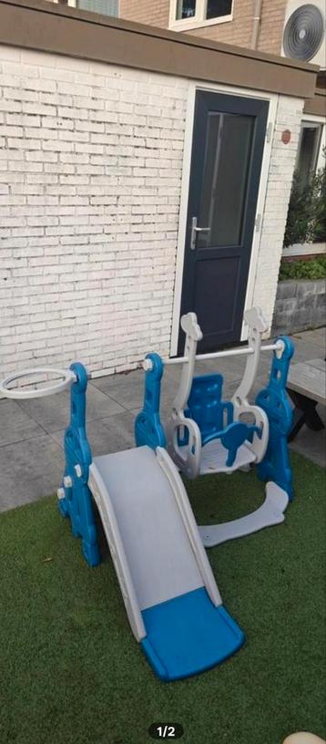 Leuk Buitenspeeltoestel met Glijbaan en Schommel beschikbaar voor biedingen