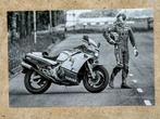 Org z/w foto 20x30 cm Kenny Roberts met Yamaha YPVS RD500 V4, Verzenden, Nieuw, Motoren