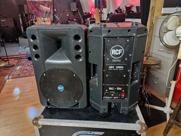 2 Rcf Art 300a Speakers en 1 defecte Mackie 300a beschikbaar voor biedingen