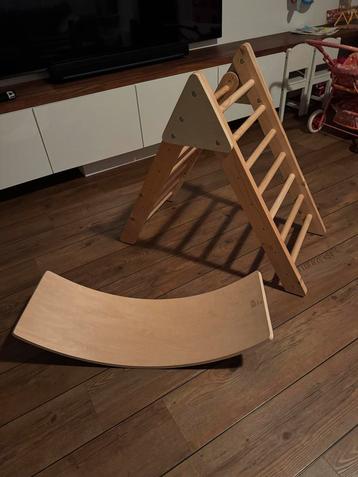 Klimrek en Balance Board beschikbaar voor biedingen