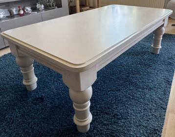 Mooie witte houten salontafel beschikbaar voor biedingen