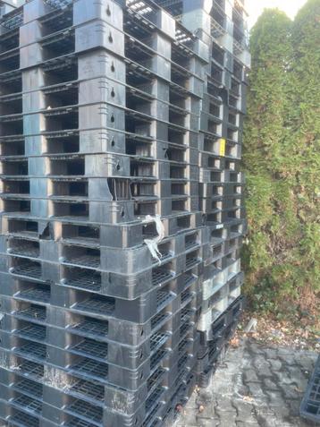 Te koop partij gebruikte kunstof pallets 110x110 koopje beschikbaar voor biedingen
