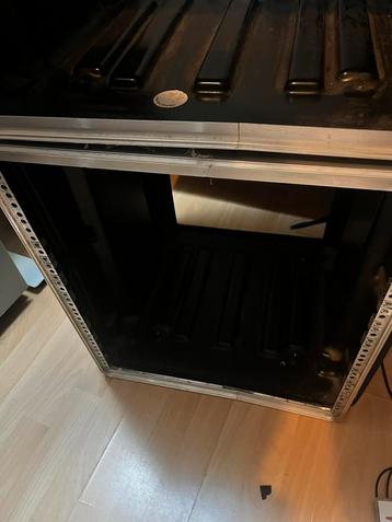 Twee grote 19 inch kisten beschikbaar voor biedingen