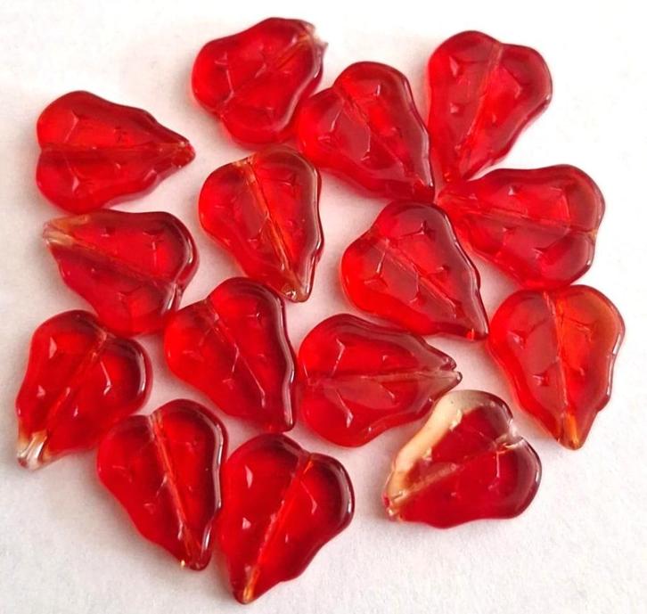 Rode Tsjechische glas kralen blad vorm 12x10 mm, Hobby en Vrije tijd, Kralen en Sieraden maken, Nieuw, Kraal, Verzenden
