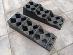 2 zware oprijblokken. 2.000 kg per blok. Max hoogte 18 cm, Caravans en Kamperen, Camper-accessoires, Ophalen, Zo goed als nieuw