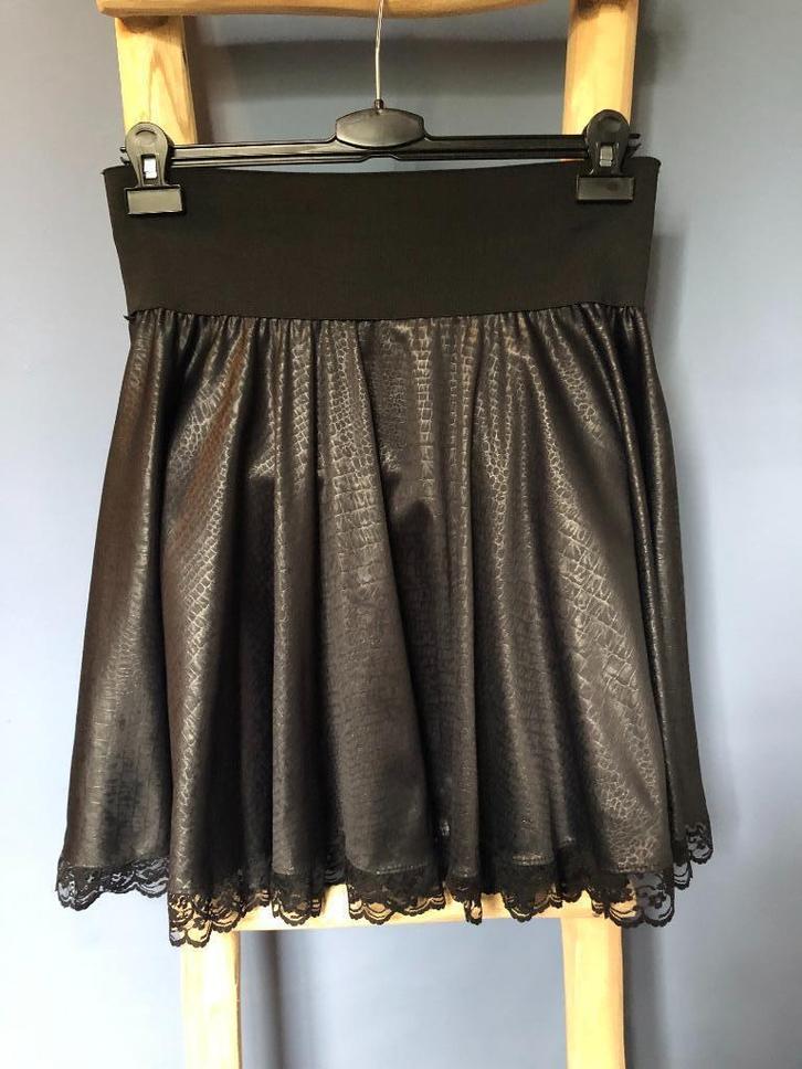 Zwarte rok glanzend satijn maat XS, Kleding | Dames, Rokken, Zo goed als nieuw, Maat 34 (XS) of kleiner, Zwart, Knielengte, Ophalen of Verzenden