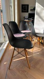 Eames Vitra Shell Chairs 4x donkerbruin met losse kussentjes, Huis en Inrichting, Stoelen, Ophalen, Zo goed als nieuw, Bruin, Vier