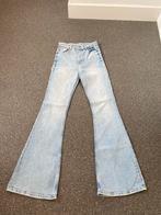 Bershka Flare Jeans Maat 26 Lichtblauw, Ophalen of Verzenden, Zo goed als nieuw, Blauw, W27 (confectie 34) of kleiner