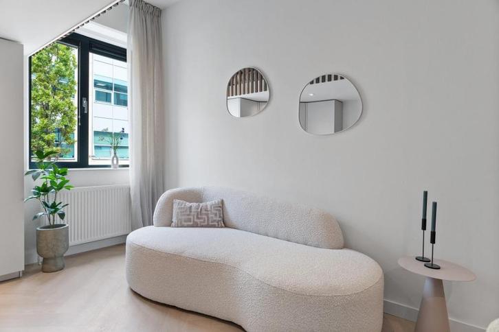 NOUS Living 2-zitsbank Antibes bouclé - zgan verkoopstyling, Huis en Inrichting, Banken | Bankstellen, Zo goed als nieuw, Rechte bank