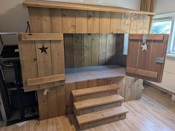 Steigerhouten bedstee, Kinderen en Baby's, Kinderkamer | Bedden, Zo goed als nieuw, 180 cm of meer, 85 tot 100 cm, Lattenbodem