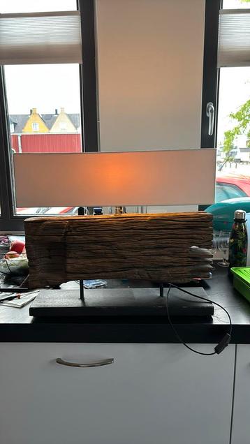Houten tafellamp beschikbaar voor biedingen