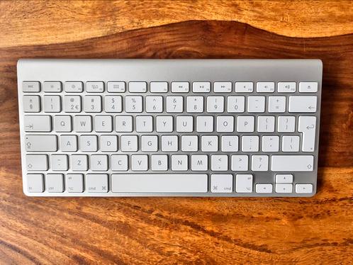 Apple toetsenbord QWERTY - Nederlands, Computers en Software, Toetsenborden, Gebruikt, Qwerty, Draadloos, Ophalen of Verzenden