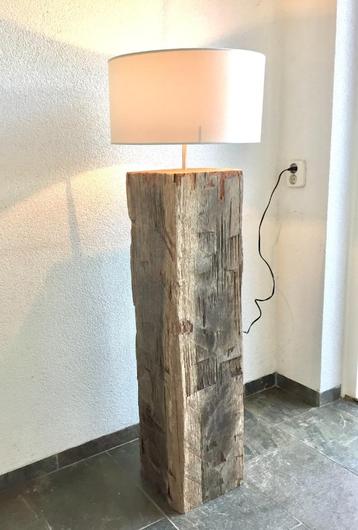 Unieke lampen van oude stoere meerpalen beschikbaar voor biedingen