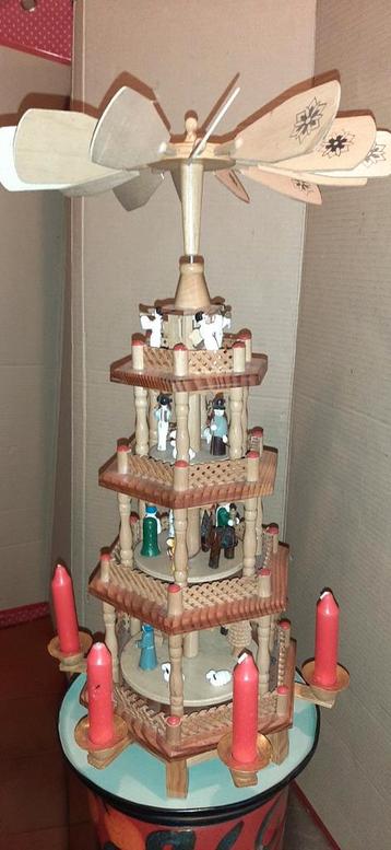 PYRAMIDE KERST DECORATIE HOUT DDR VINTAGE  beschikbaar voor biedingen