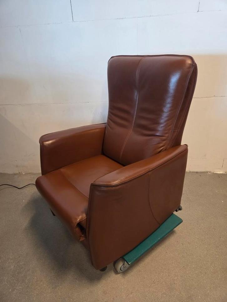 Sta op stoel / opsta stoel bruin leer, Huis en Inrichting, Fauteuils, Leer, 50 tot 75 cm, Minder dan 75 cm, Ophalen