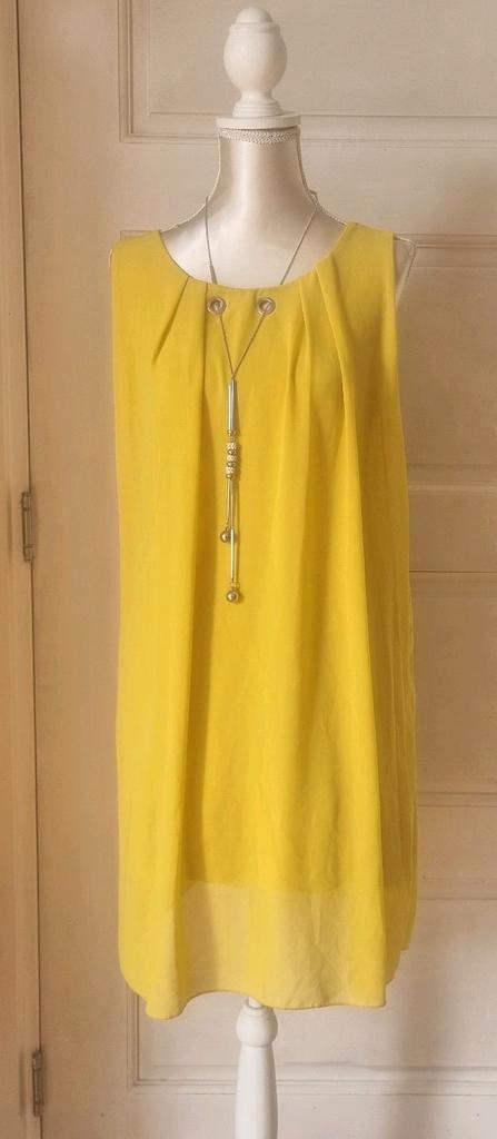 Mooie okergele jurkmet ketting maat M, Kleding | Dames, Jurken, Zo goed als nieuw, Maat 38/40 (M), Geel, Boven de knie, Ophalen of Verzenden