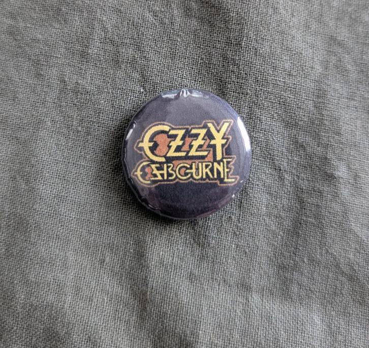 Ozzy Osbourne Band button – 25mm button / speld / pin, Verzamelen, Speldjes, Pins en Buttons, Nieuw, Overige onderwerpen, Verzenden