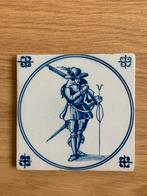 17e eeuwse Delfsblauwe Tegel met Musketier, Antiek en Kunst, Ophalen of Verzenden