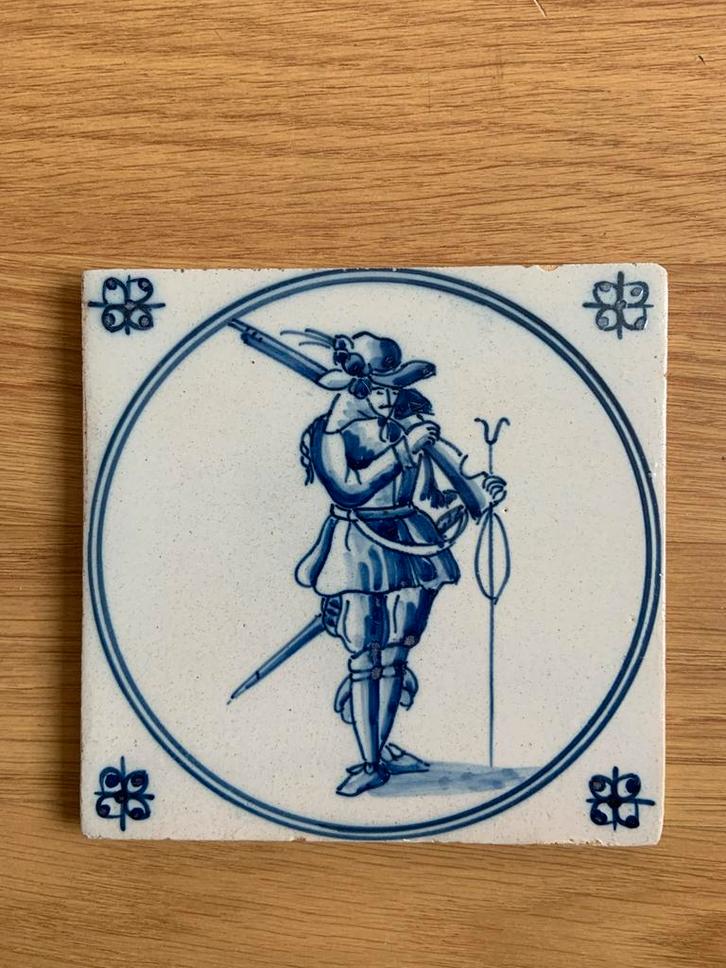 17e eeuwse Delfsblauwe Tegel met Musketier, Antiek en Kunst, Antiek | Wandborden en Tegels, Ophalen of Verzenden